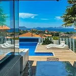 Lujosa villa vistas al mar y piscina climatiza