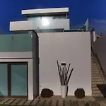 Villa De Diseno Con Impresionantes Vistas Al Mar