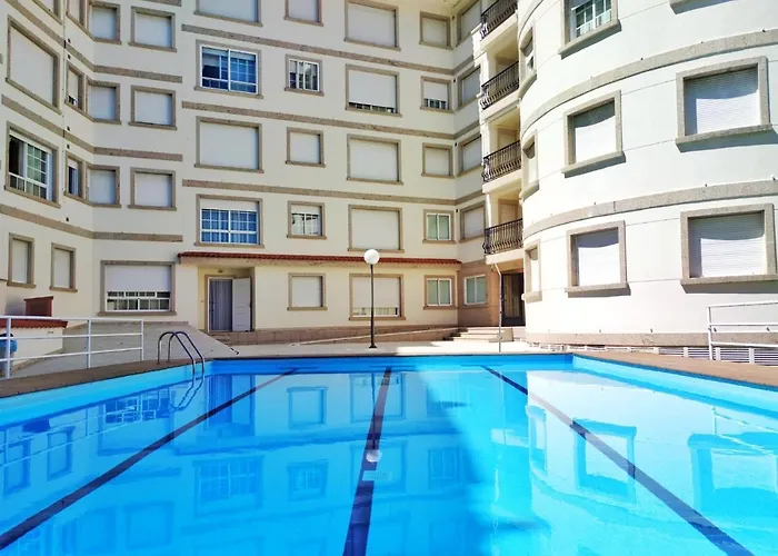 Apartamento con piscina y parking en el centro de Sanxenxo, a 100m de la playa