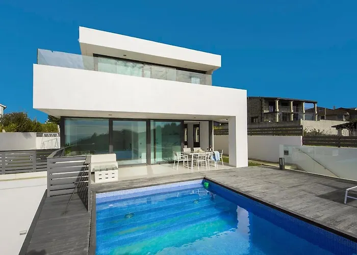 Villa De Diseno Con Impresionantes Vistas Al Mar