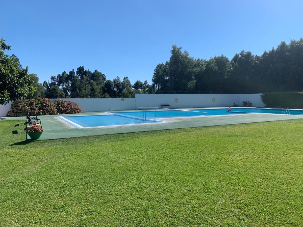 Con Piscina En El Centro De Apartamento
