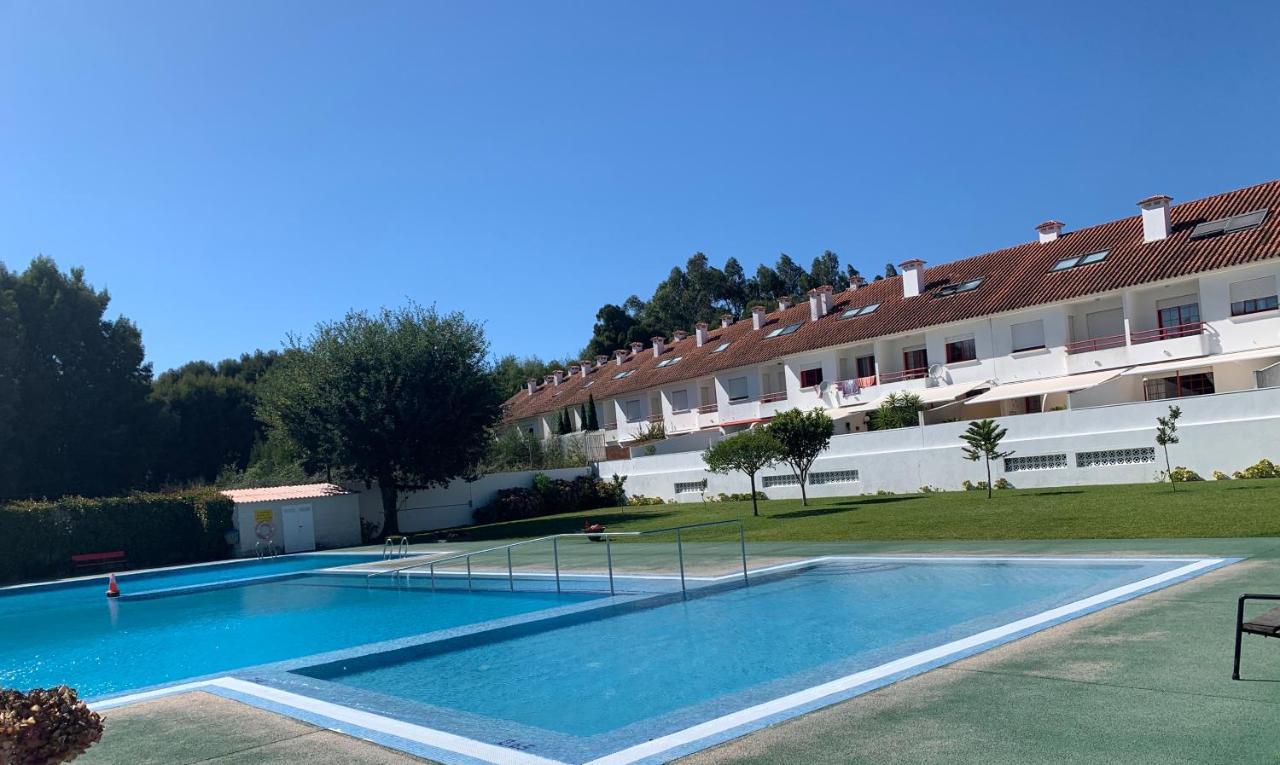 Con Piscina En El Centro De Apartamento