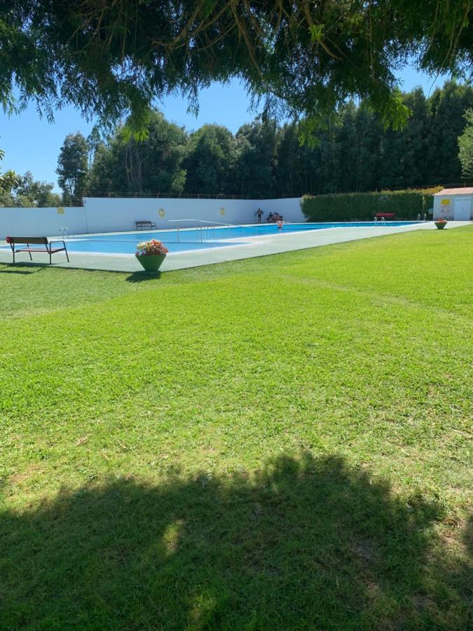 Con Piscina En El Centro De Apartamento *