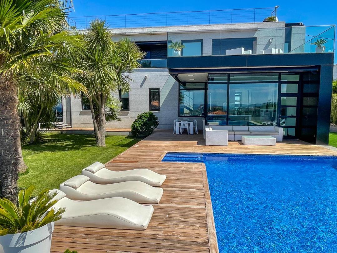 Lujosa Vistas Al Mar Y Piscina Climatiza Villa