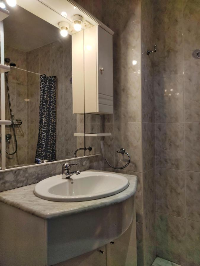 Con Piscina Y Parking En El Centro De Sanxenxo, A 100m De La Playa Apartamento