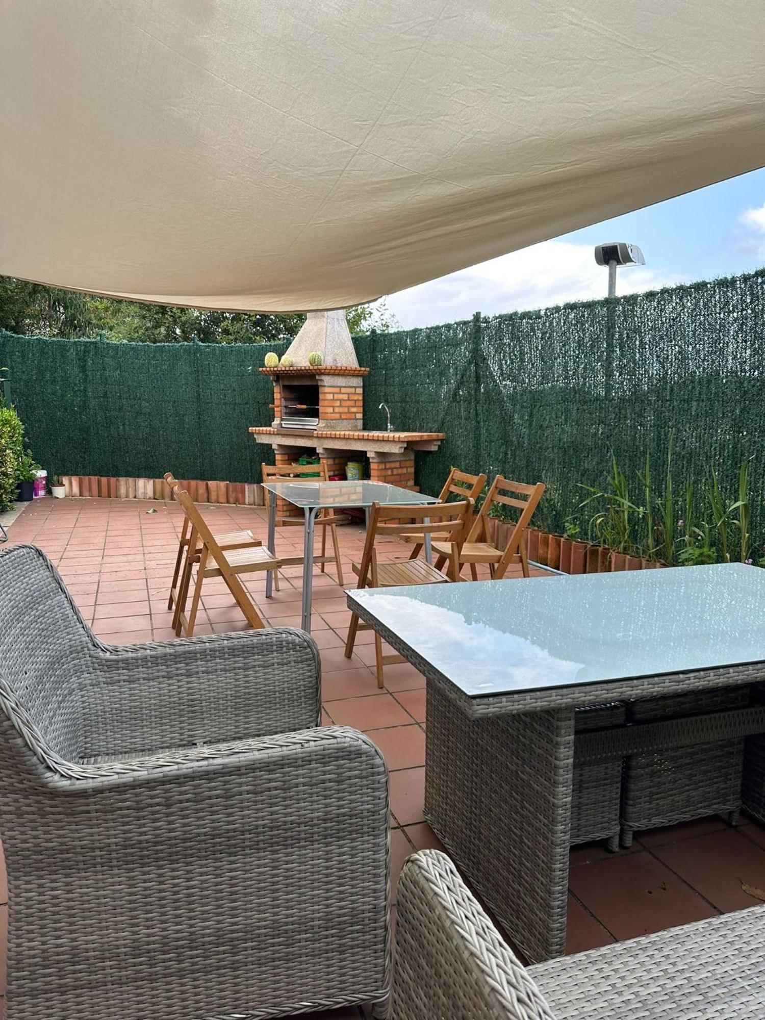 Chalet Adosado En Nantes Сasa de vacaciones *