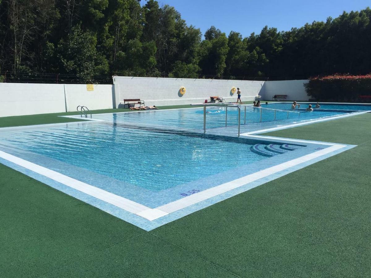 Con Piscina En El Centro De Apartamento