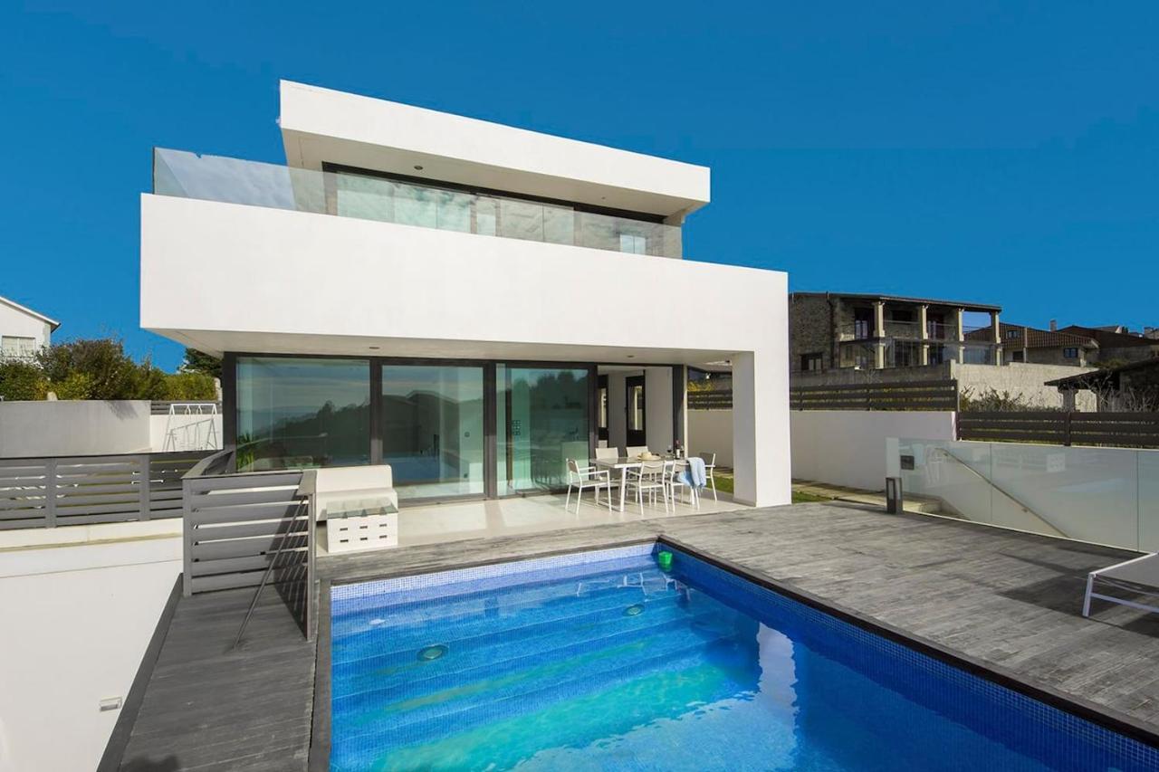 Villa De Diseno Con Impresionantes Vistas Al Mar *